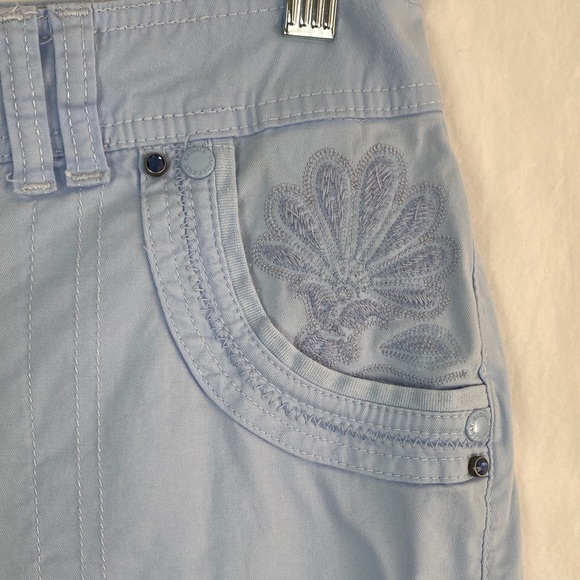 Gloria Vanderbilt Baby Blue Capris with Embroidery Size 12 - Picture 4 of 11